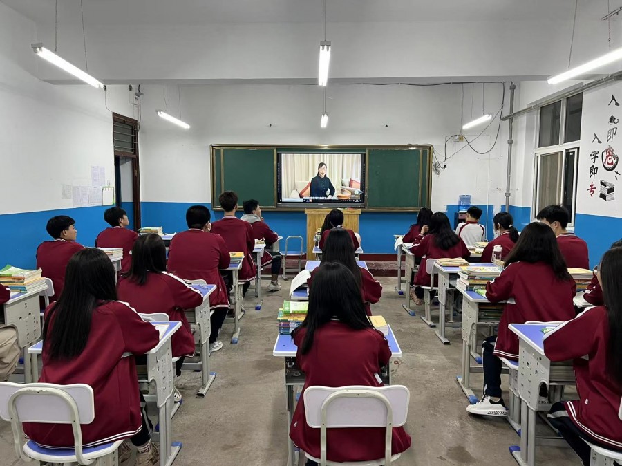 陕西省第二商贸学校组织学生开展读党报活动
